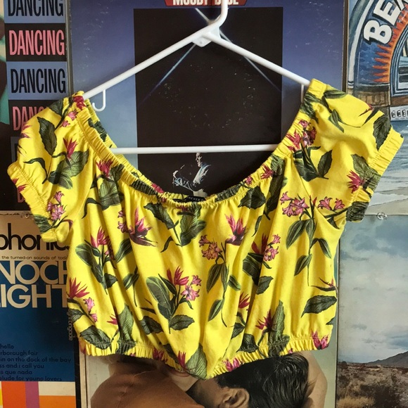 Forever 21 Tops - *sold*🔥6 for 20 / off the shoulder crop top